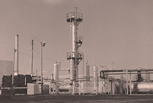 Fractionating tower (centre)