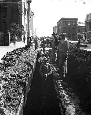 Pipeline at MacDougall Avenue, Edmonton, Alberta, 1923<br/> Source: Glenbow Archives, ND-3-2062
