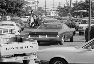 A long line of cars forms at a gas station in the 1970s. Source: Library of Congress, LC-U9-37734-16A